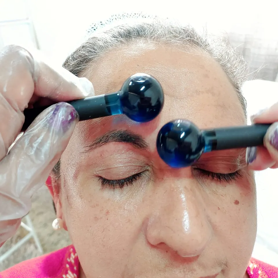 Instrumentos de vidro sendo usados em uma etapa de cuidado facial