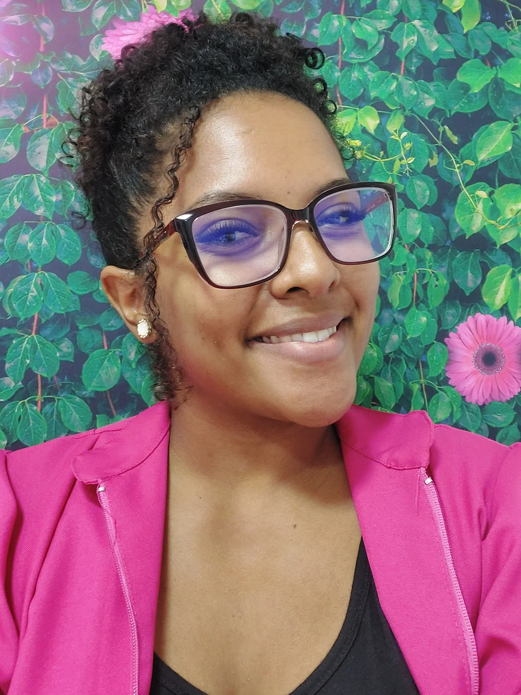Thais Mendes, profissional do estúdio, sorrindo
